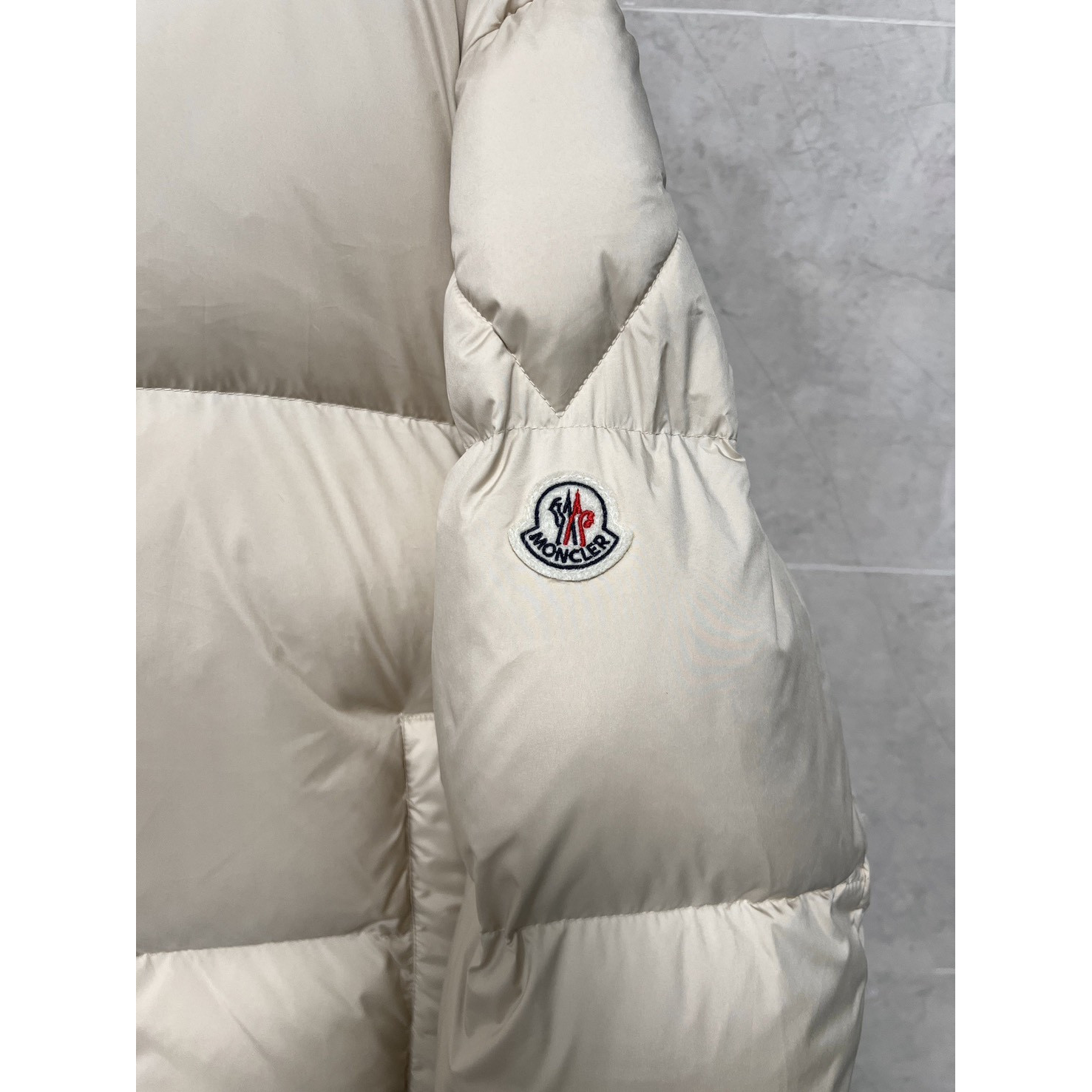 <p>Moncler 羽绒服 (白)</p>