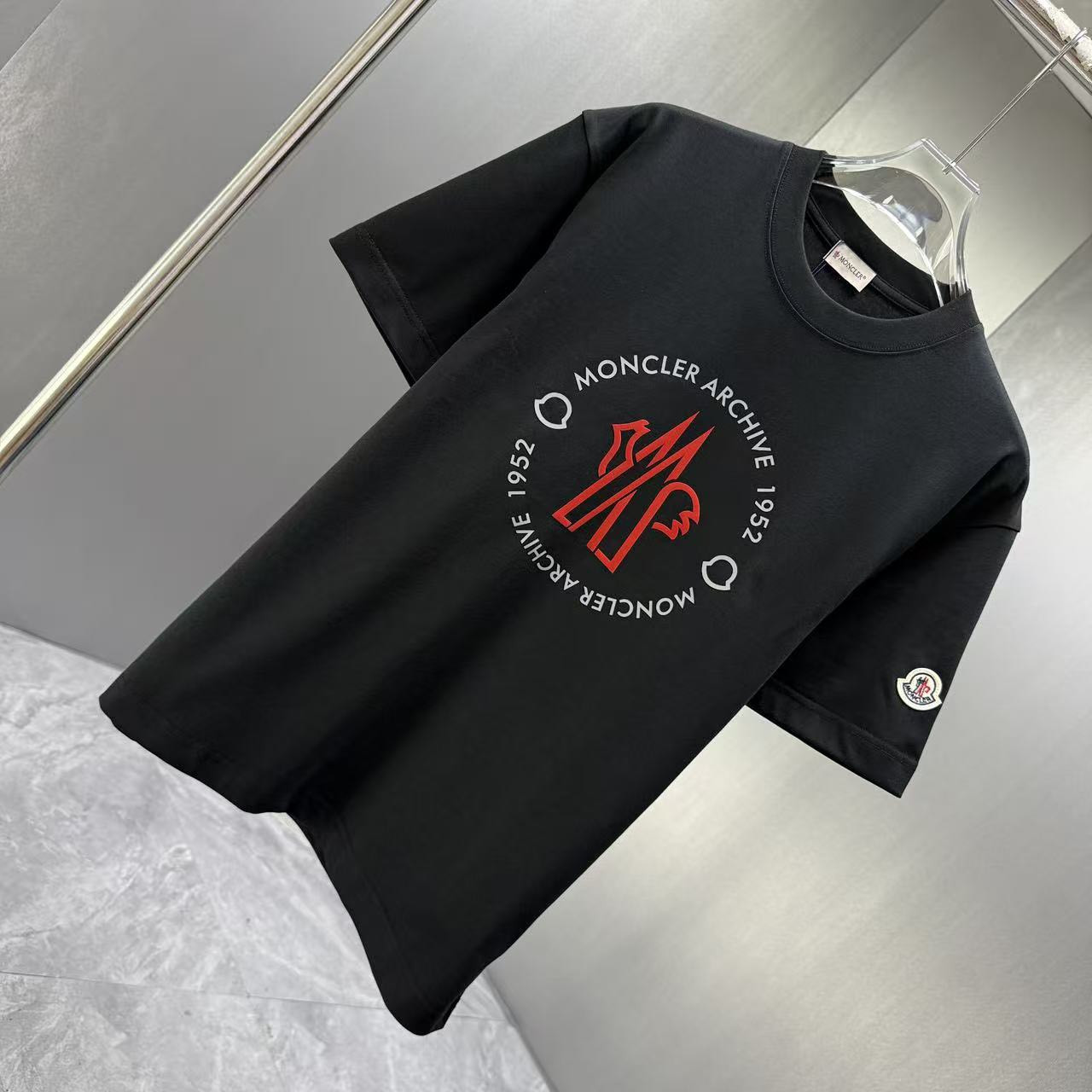 <p>Moncler 短袖T恤(黑)</p>