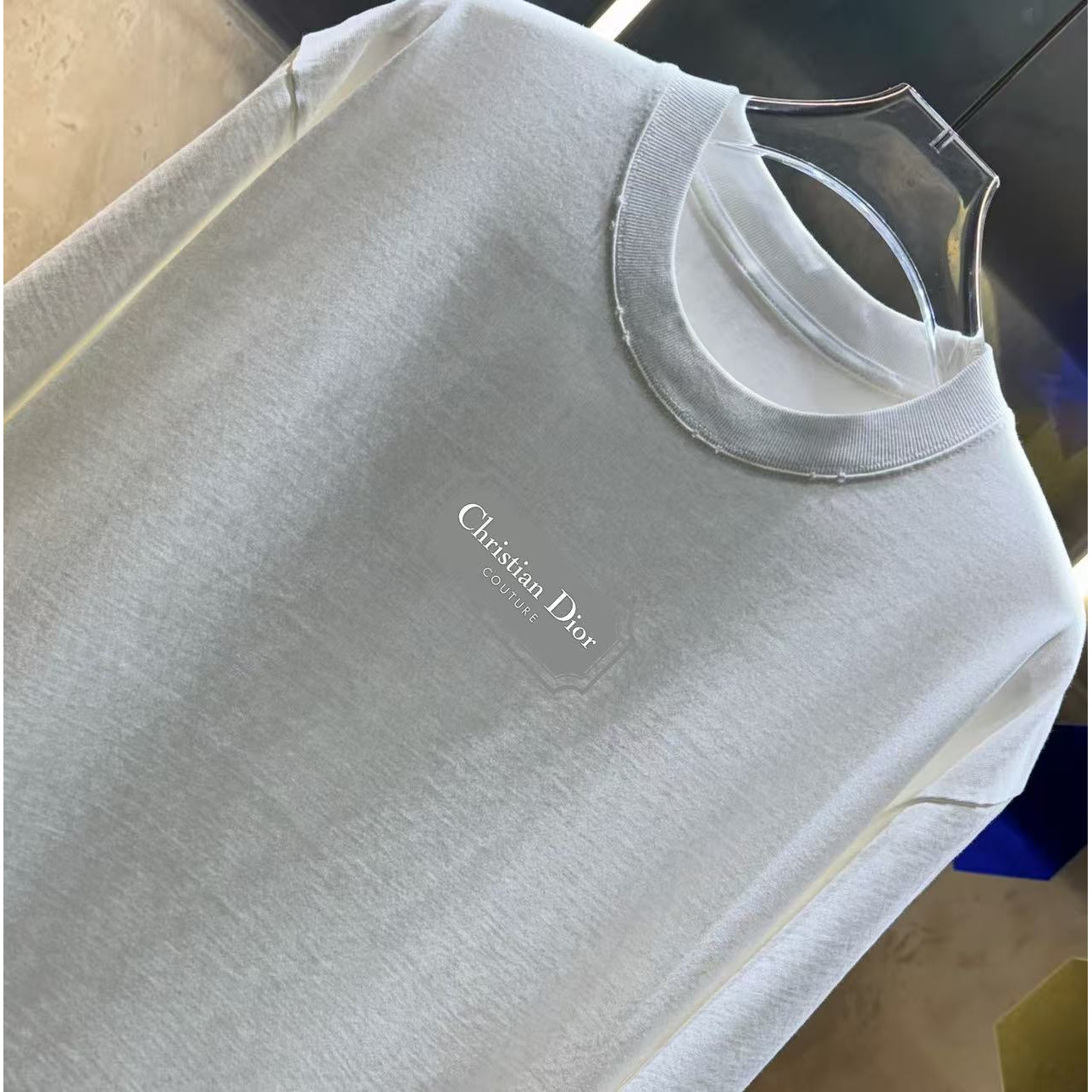 <p>DIOR&nbsp;洗水磨破短袖T恤(洗水白)</p>