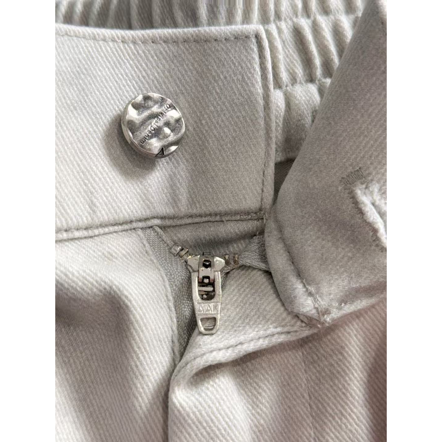 <p>MONCLER&nbsp;秋冬新款松紧带休闲裤(白)</p>