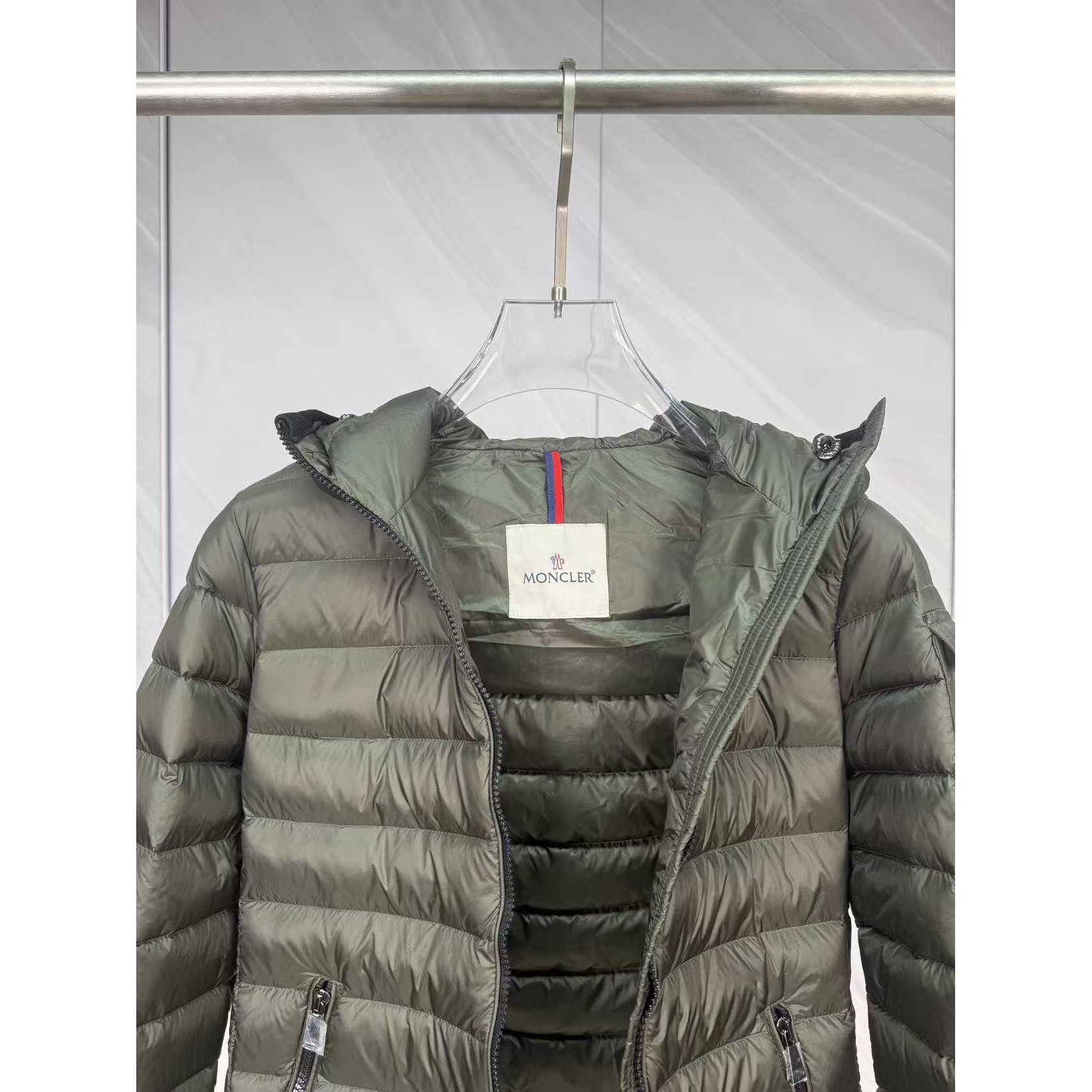 <p>Moncler Bles系列羽绒服(軍綠)</p>