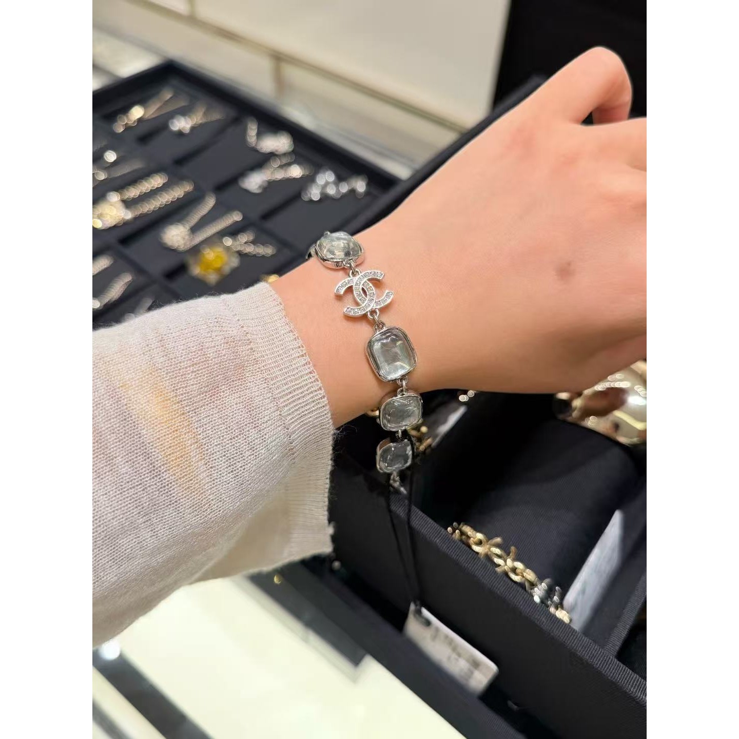 <p>CHANEL 银色方糖透明水晶双C手链</p>