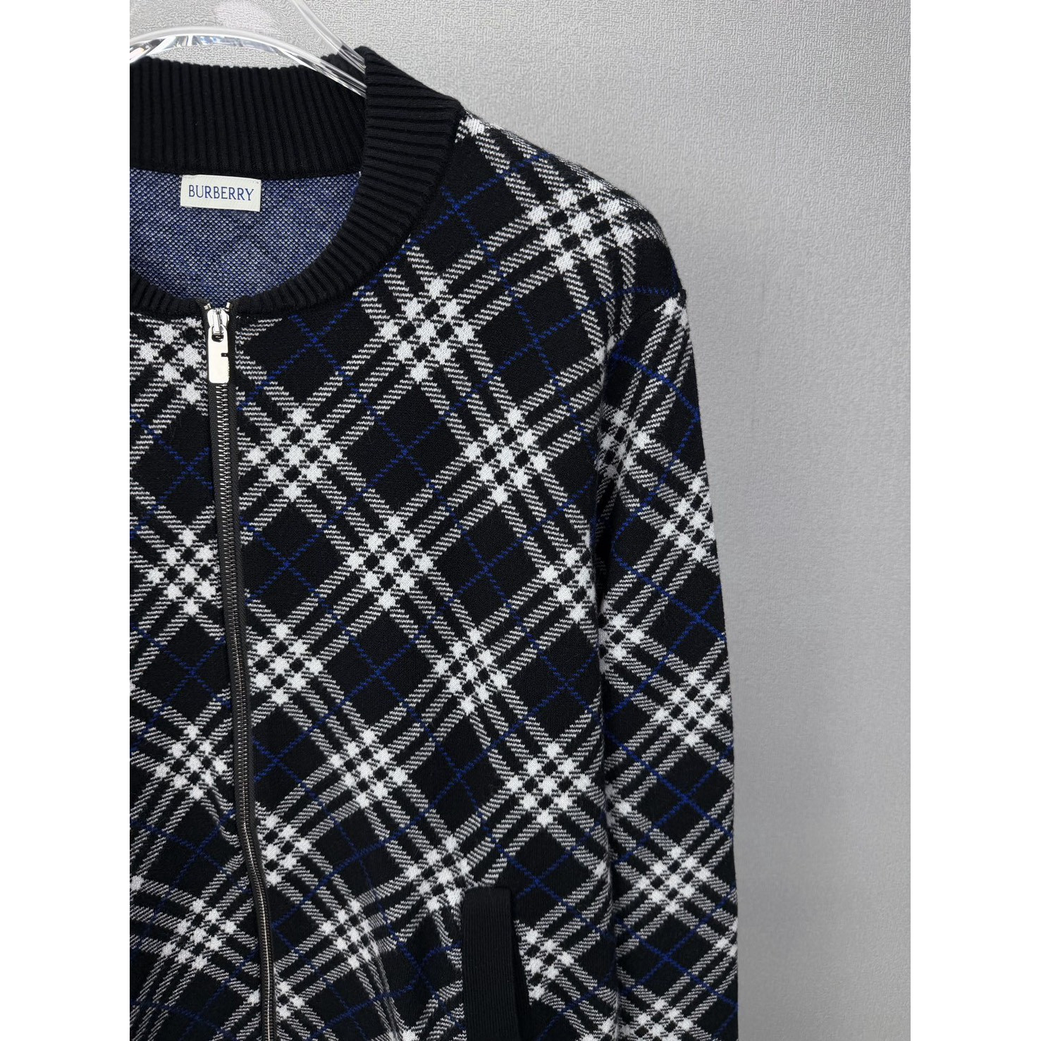 <p>BURBERRY 菱形格嵌花情侣款拉链针织开衫外套(黑色)</p>