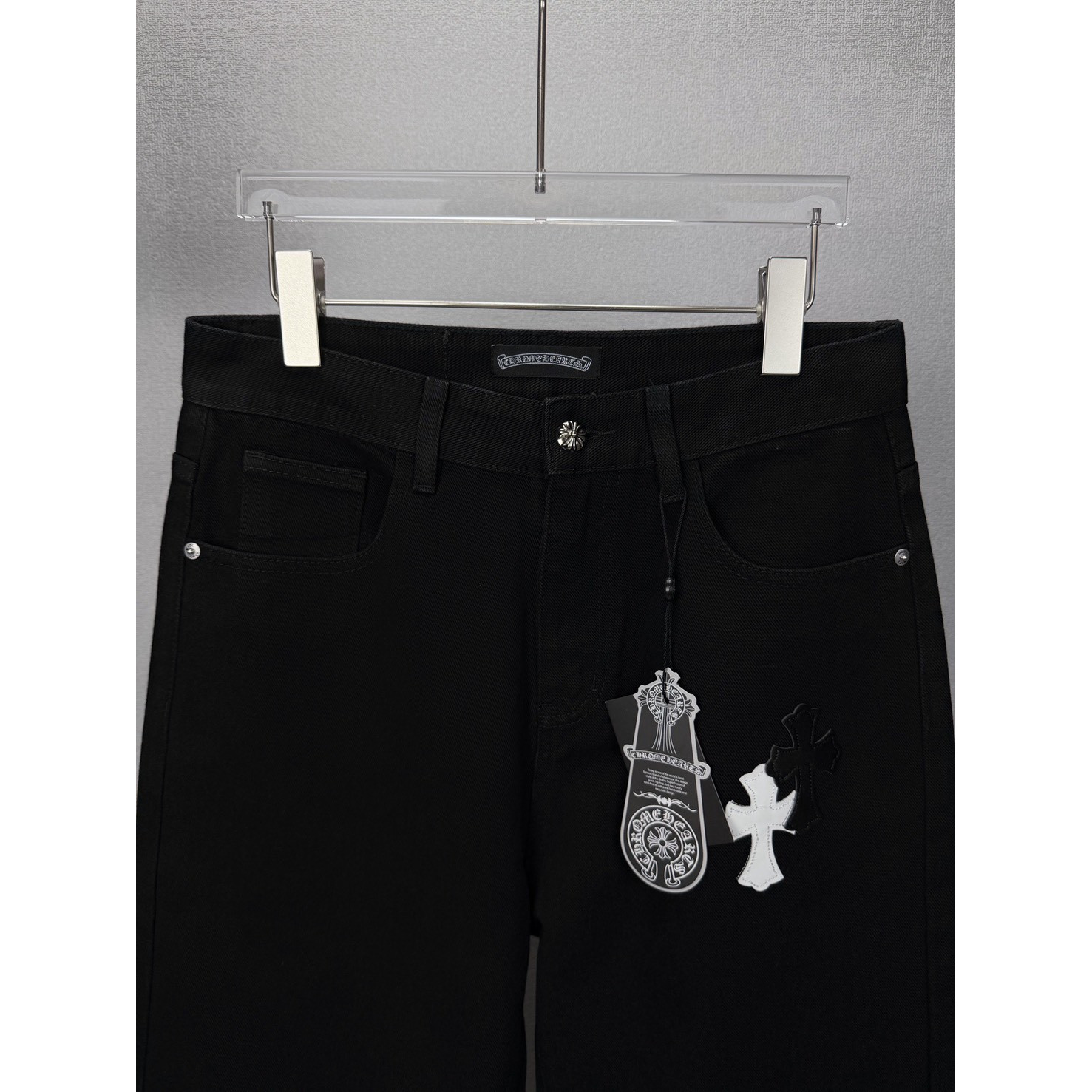 <p>CHROME HEARTS 黑白十字架拼皮情侣款水洗宽松牛仔裤</p>