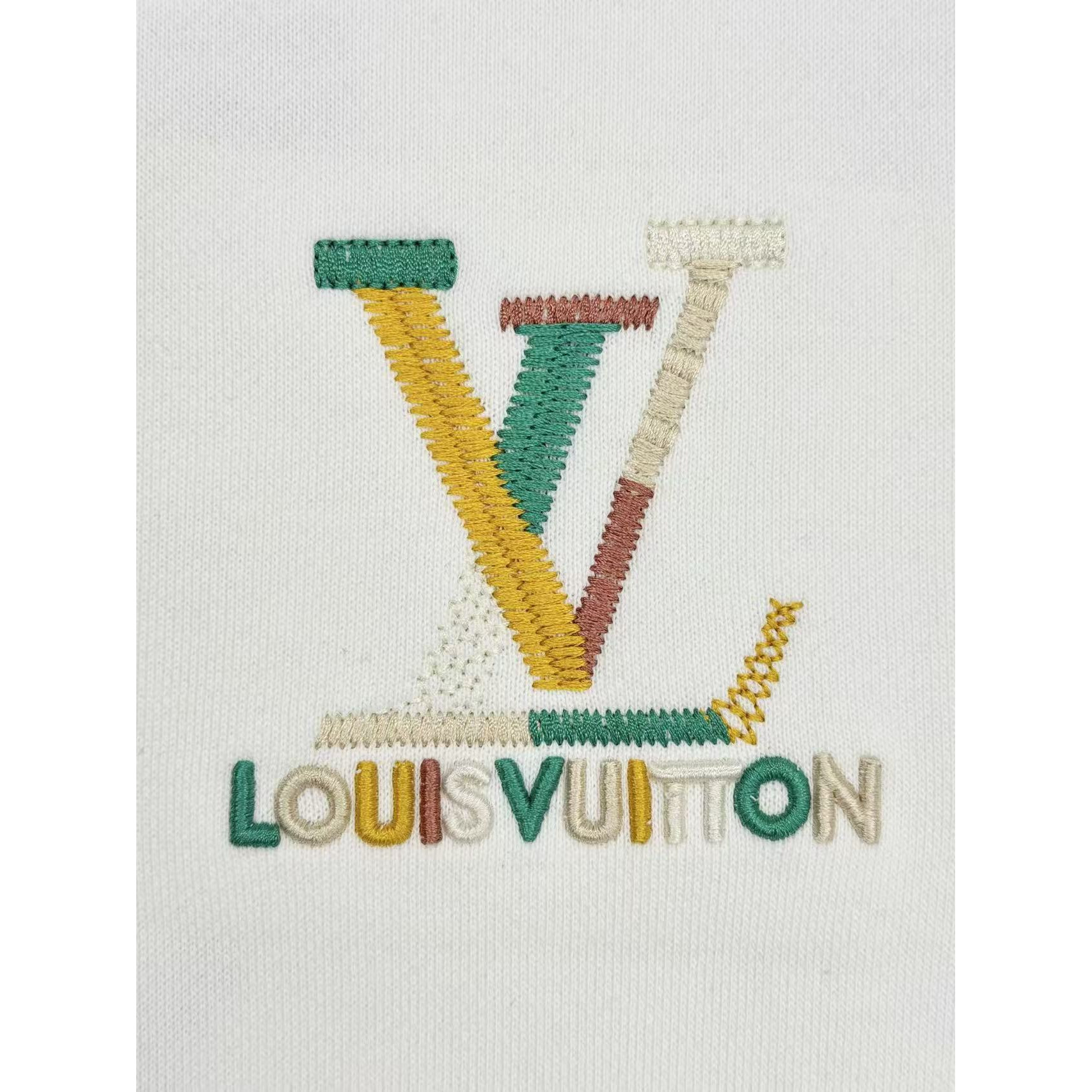 <p>LV 刺绣圆领卫衣(白)</p>