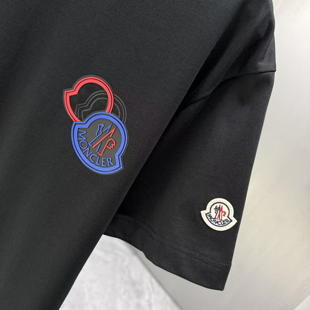 <p>Moncler 短袖T恤(黑)</p>