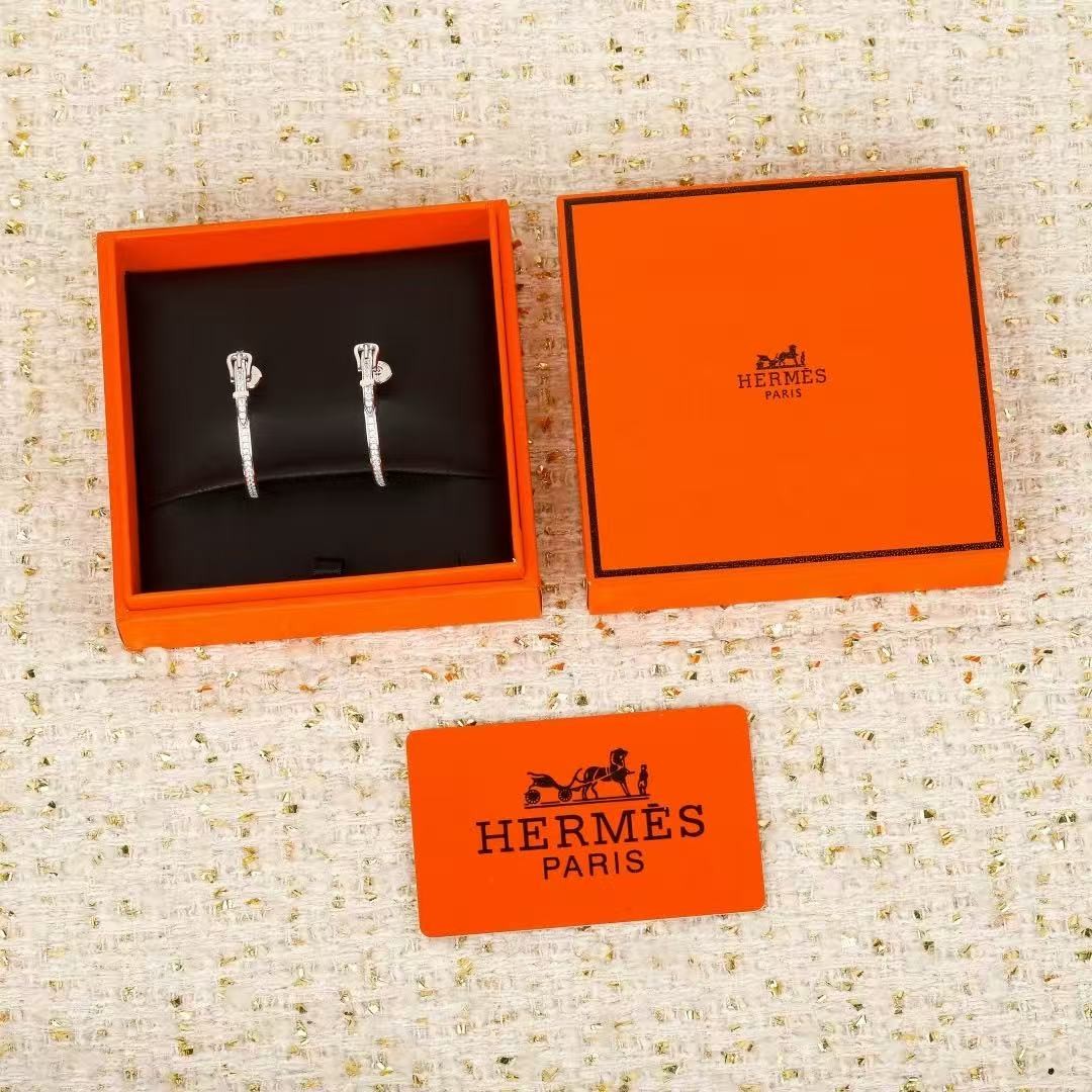 <p>HERMES&nbsp;Etriviere大号耳环</p>