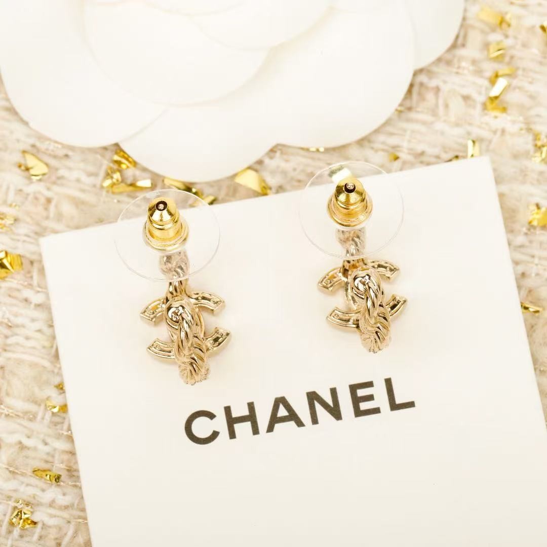 <p>CHANEL&nbsp;麻花双C小耳圈</p>