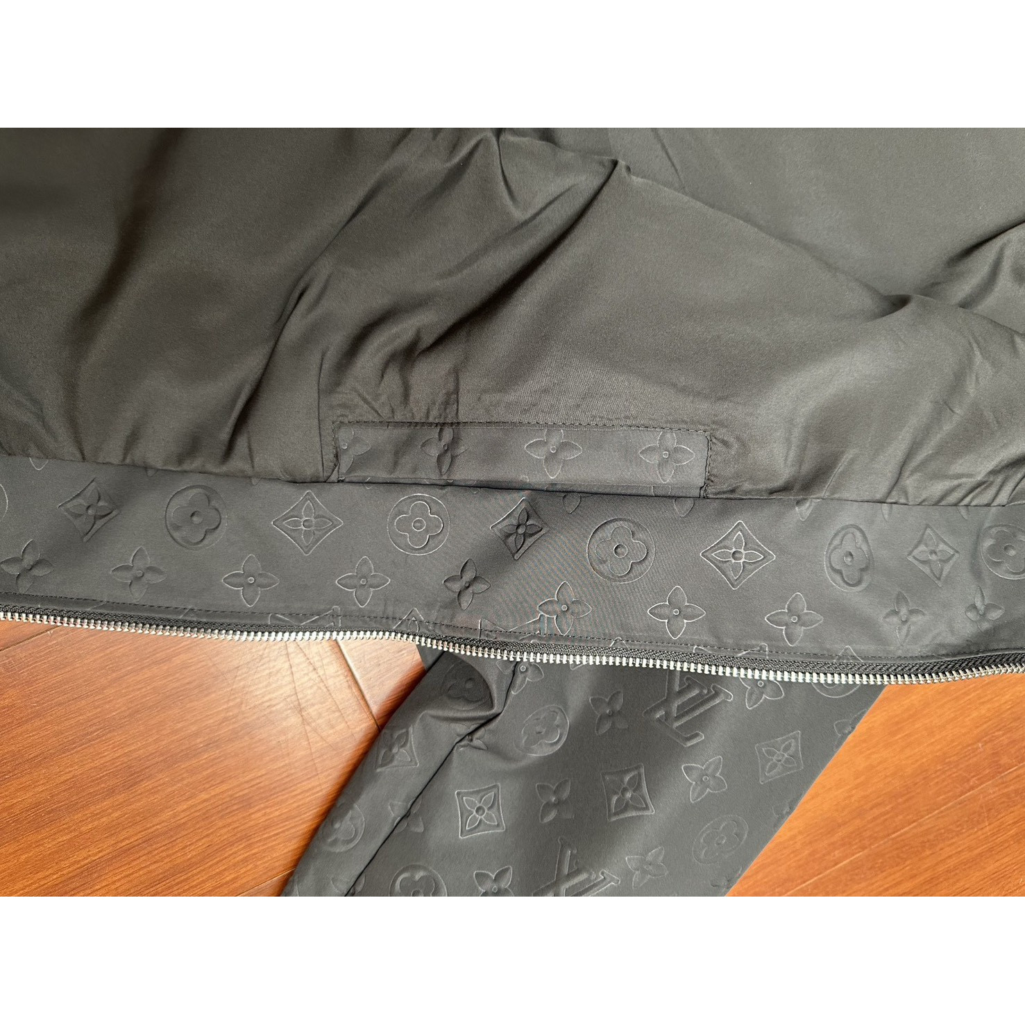 <p>Louis Vuitton 暗纹Monogram连帽防风夹克</p>
