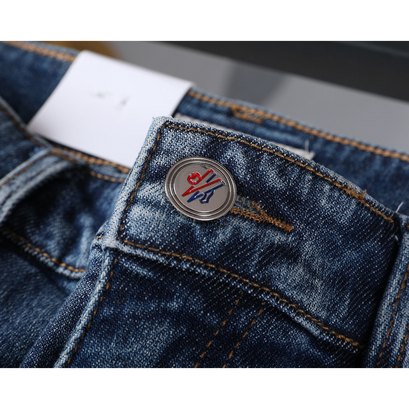 <p>MONCLER&nbsp;直筒牛仔裤(5039#)</p>