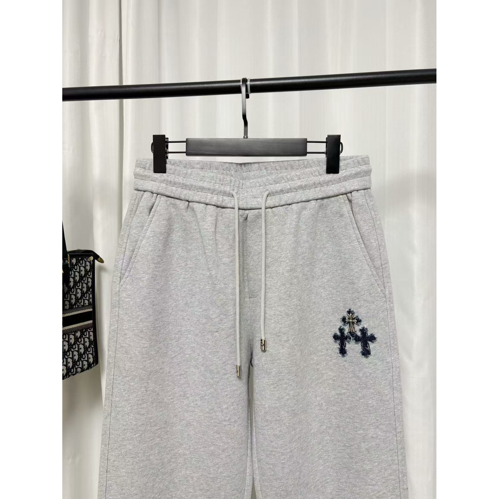 <p>Chrome Hearts 休闲长裤(灰)<br />
&nbsp;</p>