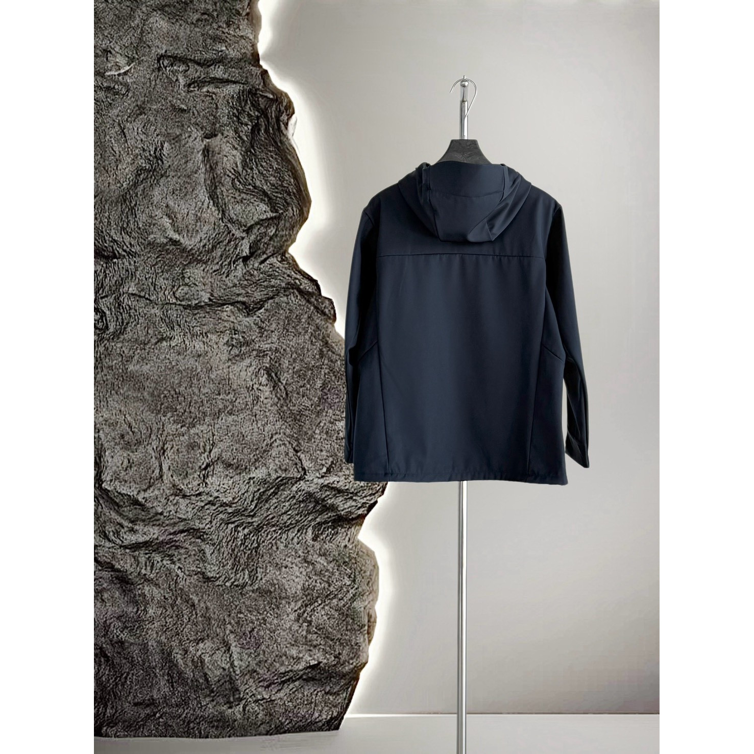 <p>Descente 软壳加薄绒冲锋衣(藏青)</p>