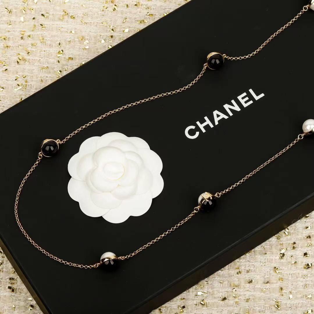 <p>CHANEL&nbsp;黑白拼色珍珠毛衣链</p>