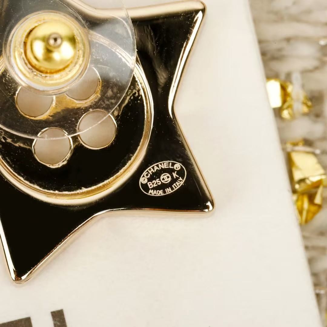 <p>CHANEL&nbsp;纽扣五角星耳钉</p>