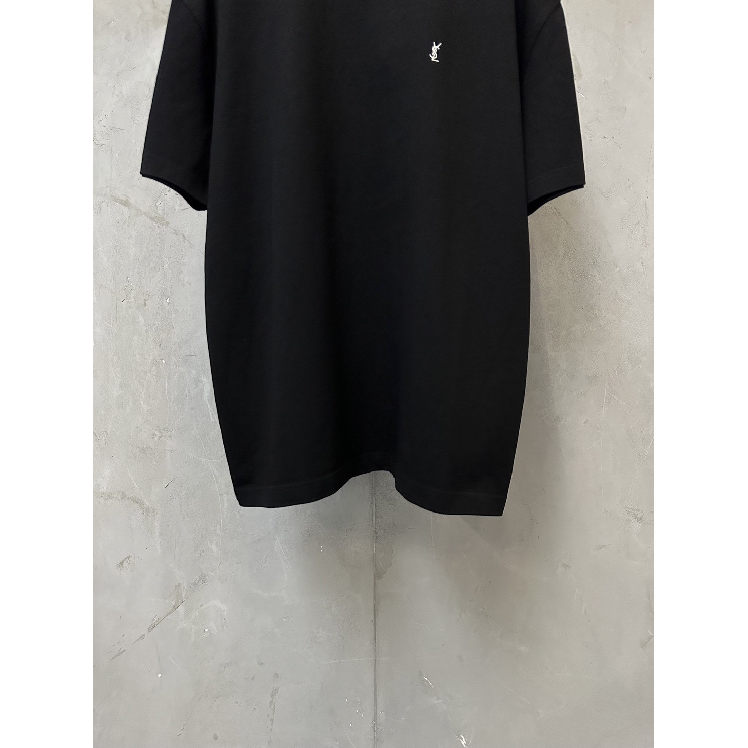 <p>YSL 小logo刺绣短袖T恤(黑)</p>