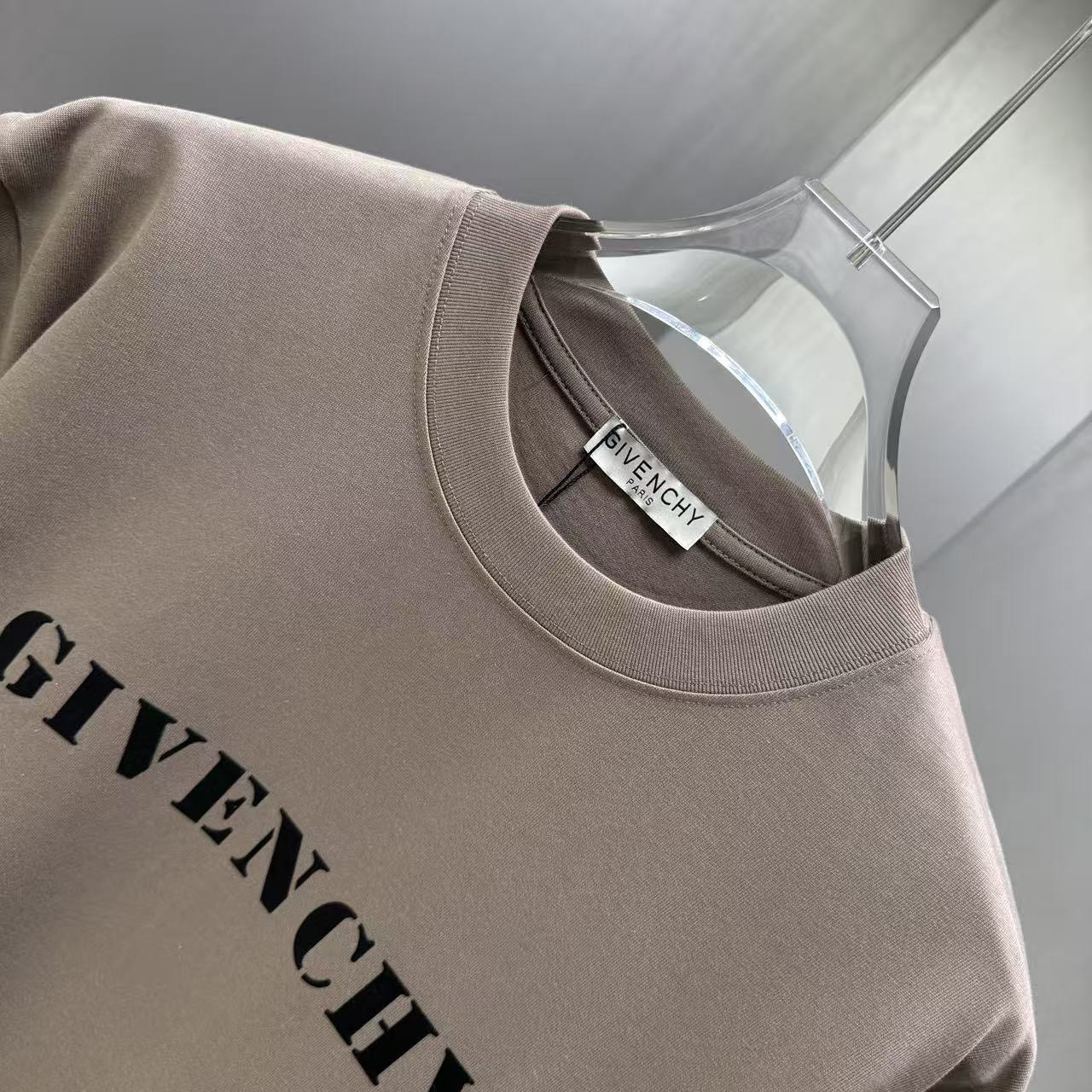 <p>Givenchy 短袖T恤(棕)</p>
