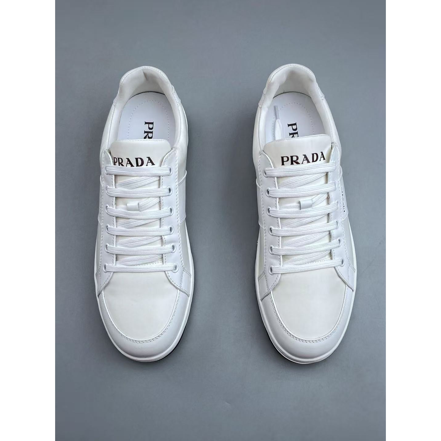 <p>PRADA 运动休闲男鞋(白)</p>