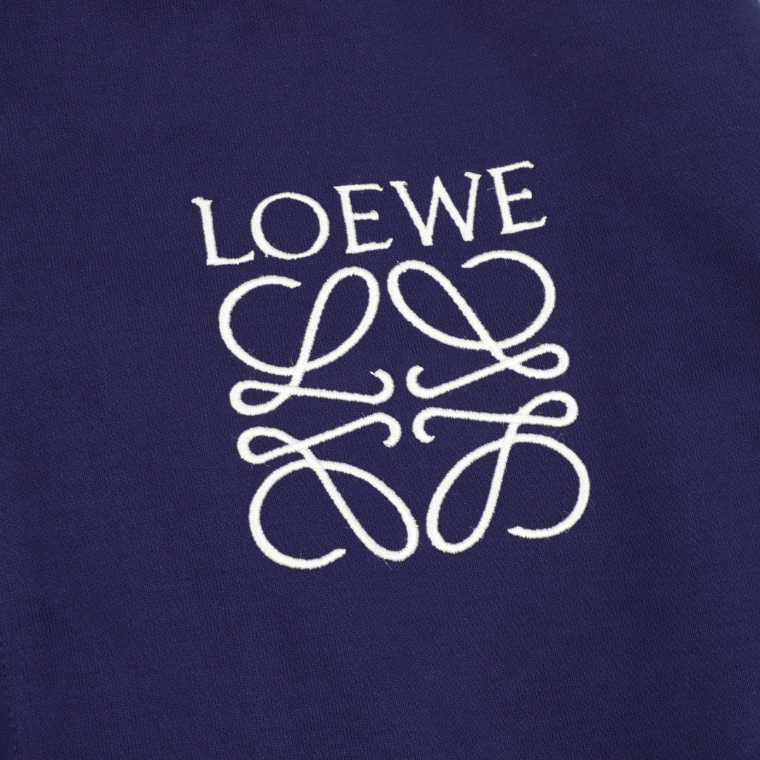 <p>Loewe 拼色织带刺绣连帽拉链外套(藍)</p>