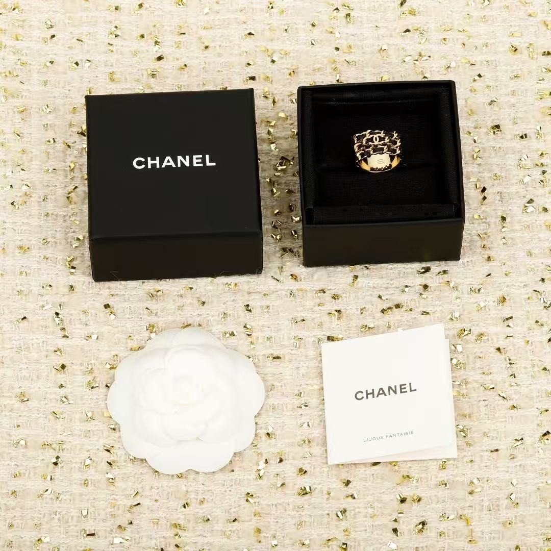 <p>CHANEL&nbsp;穿皮链双c戒指</p>