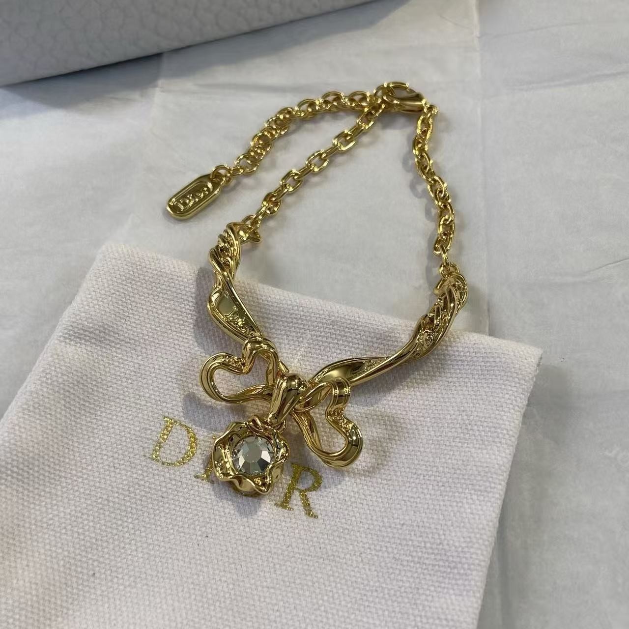 <p>DIOR 蝴蝶结流苏手链</p>