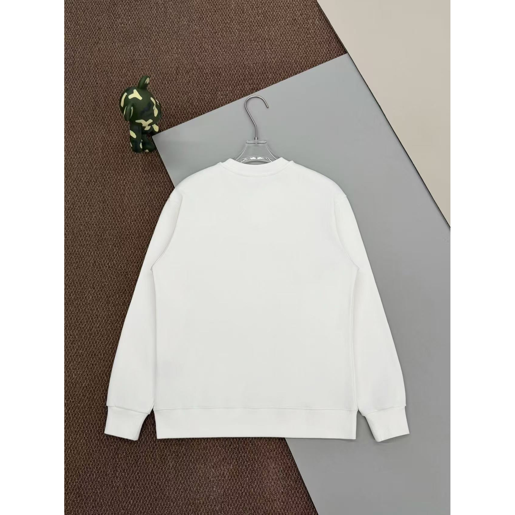<p>DIOR&nbsp;CD刺绣圆领卫衣(白)</p>