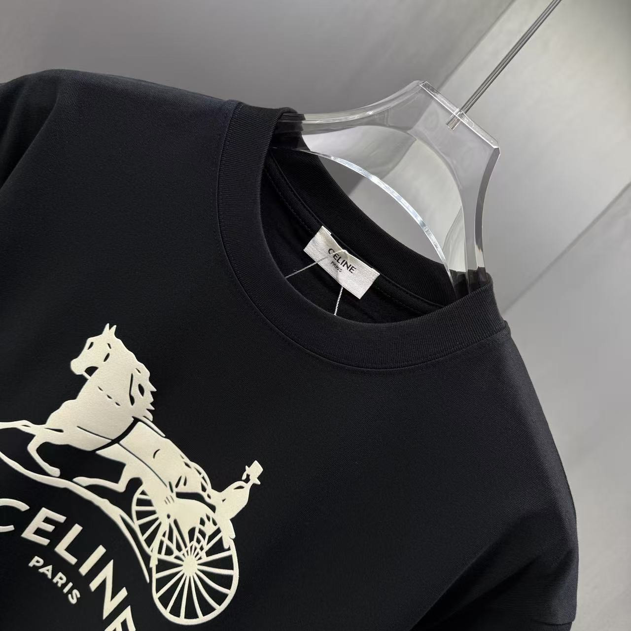 <p>CELINE 短袖T恤(黑)</p>