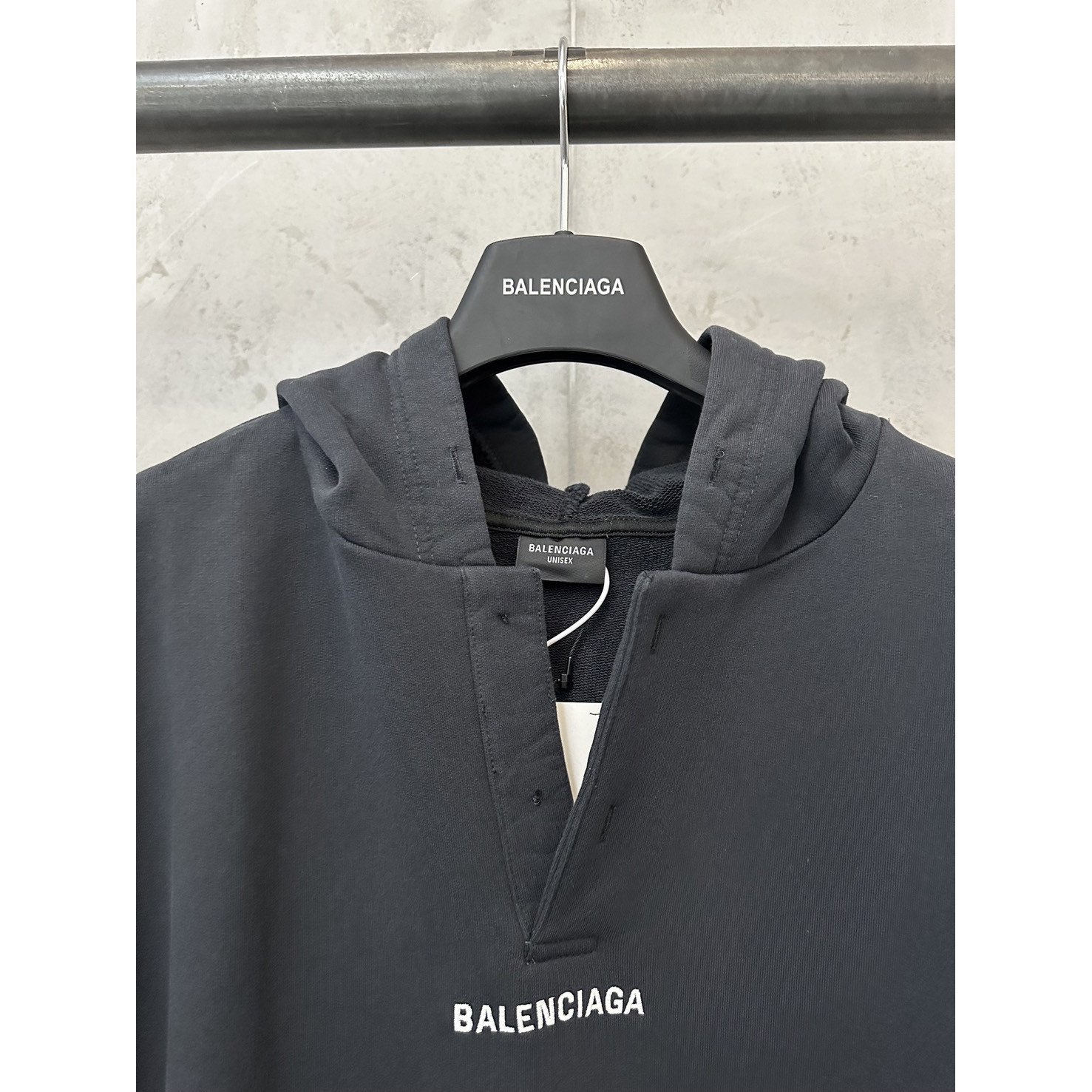 <p>Balenciaga 开领刺绣logo连帽卫衣(黑)</p>