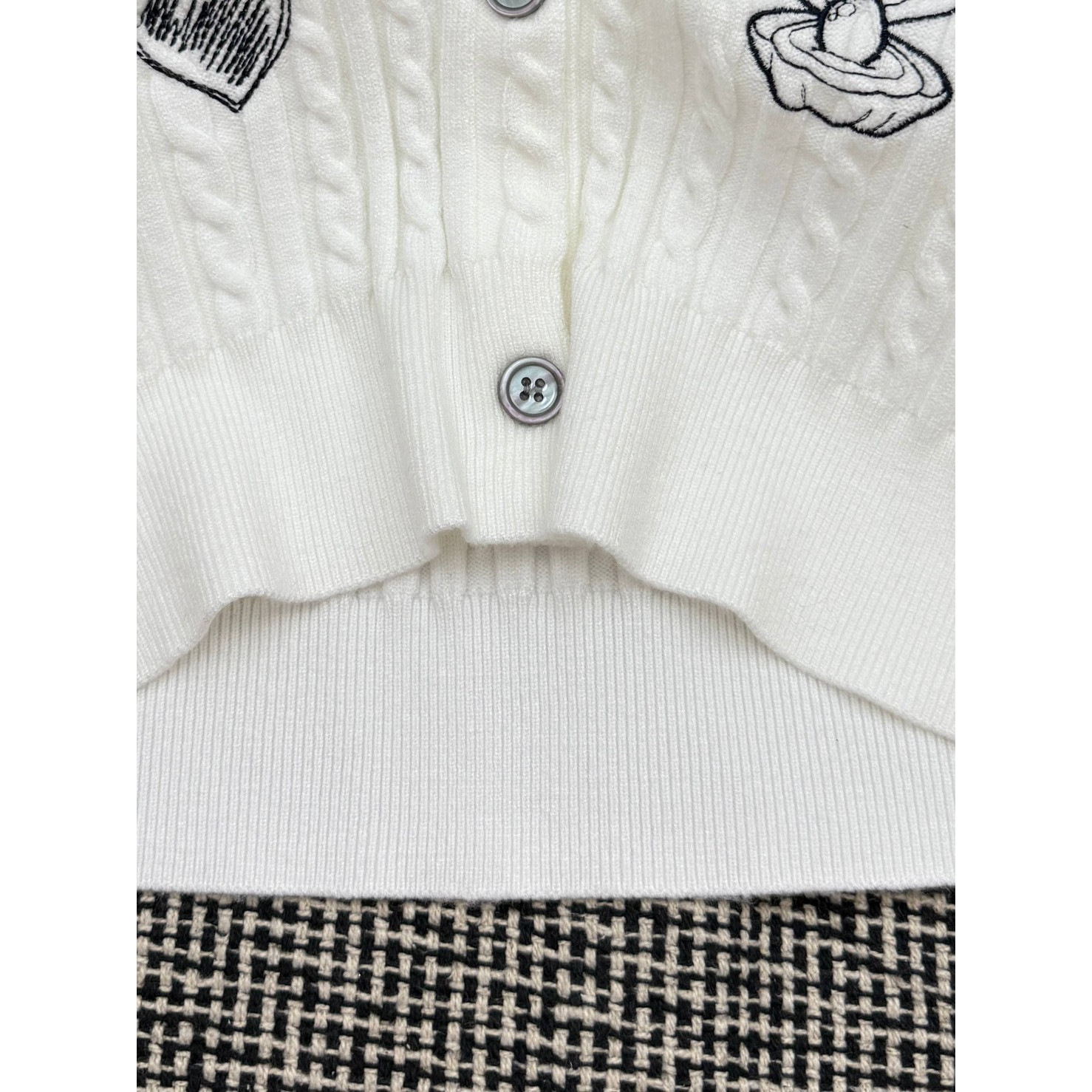<p>Thom Browne 女款刺绣四杠针织开衫(白)</p>