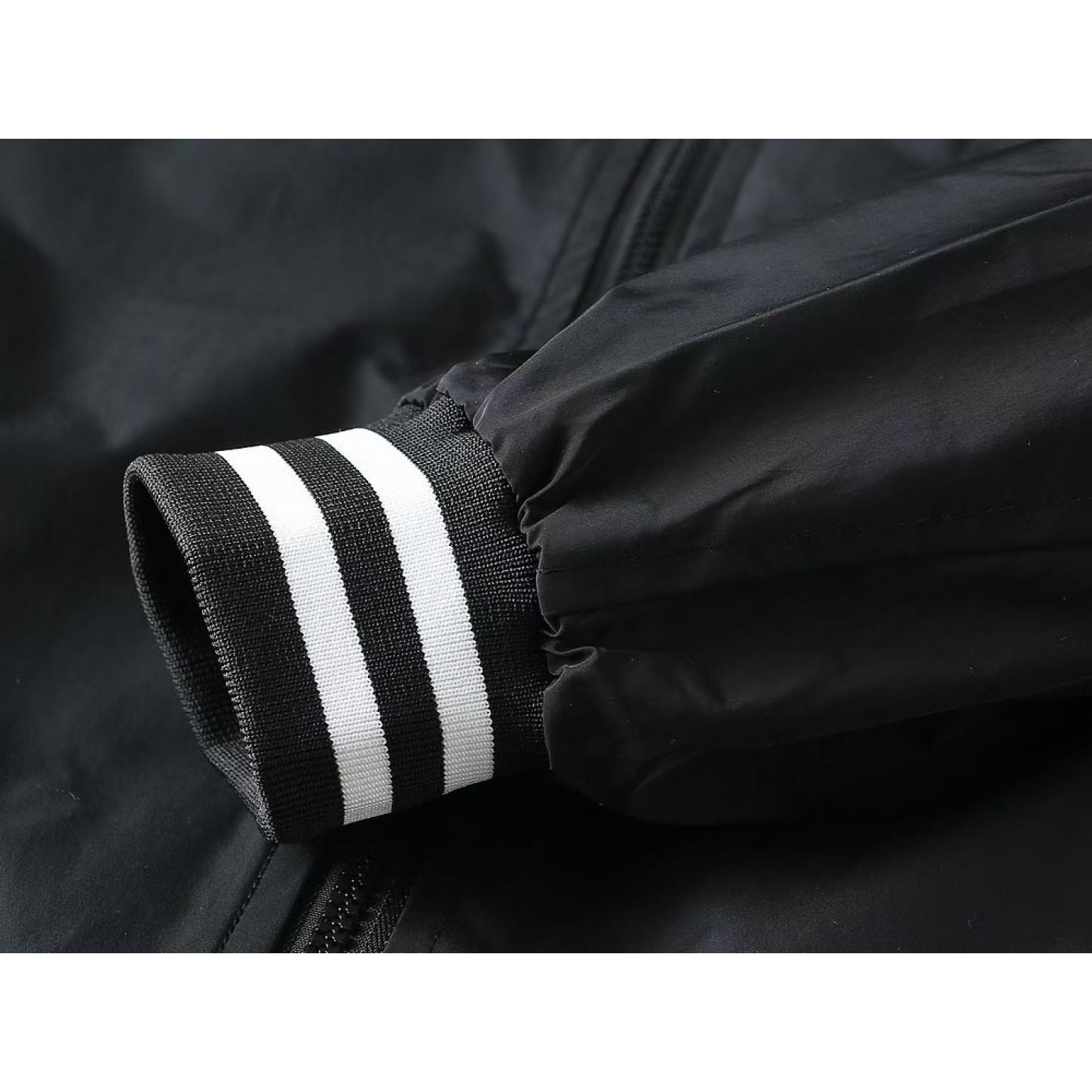 <p>MONCLER 男士夹克外套(黑)</p>