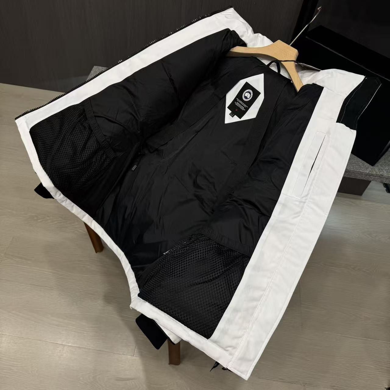 <p>Canada Goose Chelse*派克大衣羽绒服(白色紅標)</p>