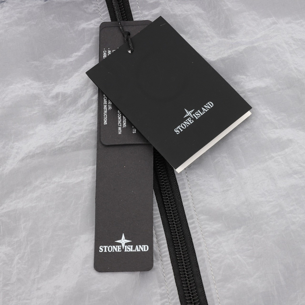 <p>Stone Island Nylon Meta 系列金属尼龙外套</p>