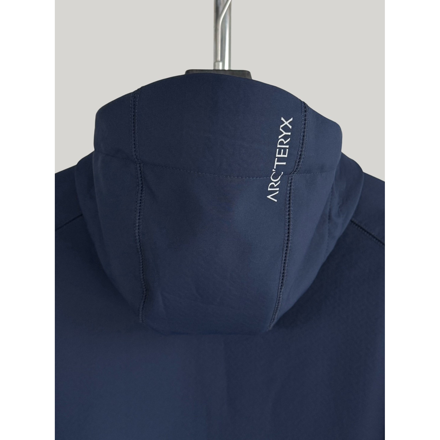 <p>Arc'teryx 软壳加薄绒冲锋衣(藏青)</p>

<p>&nbsp;</p>
