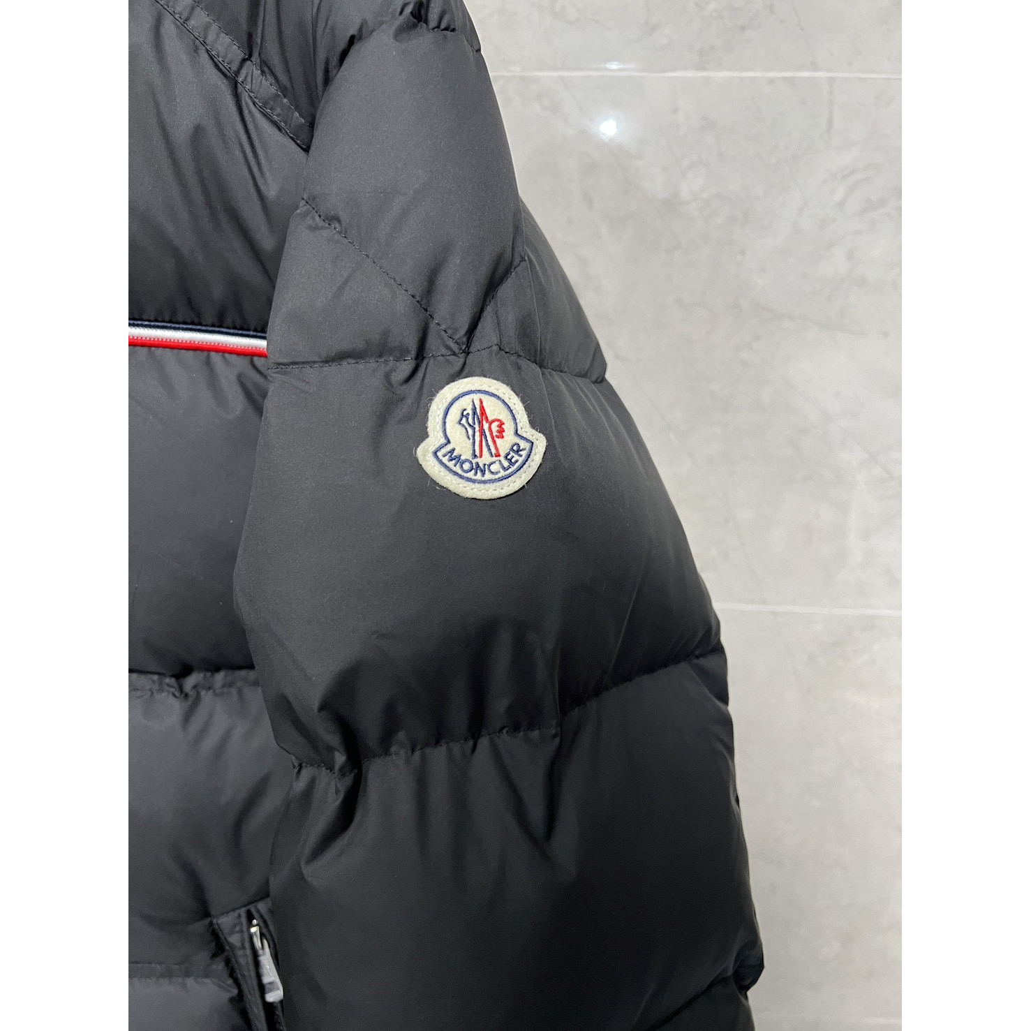 <p>Moncler 短款拉链立领长袖夹克(黑)</p>