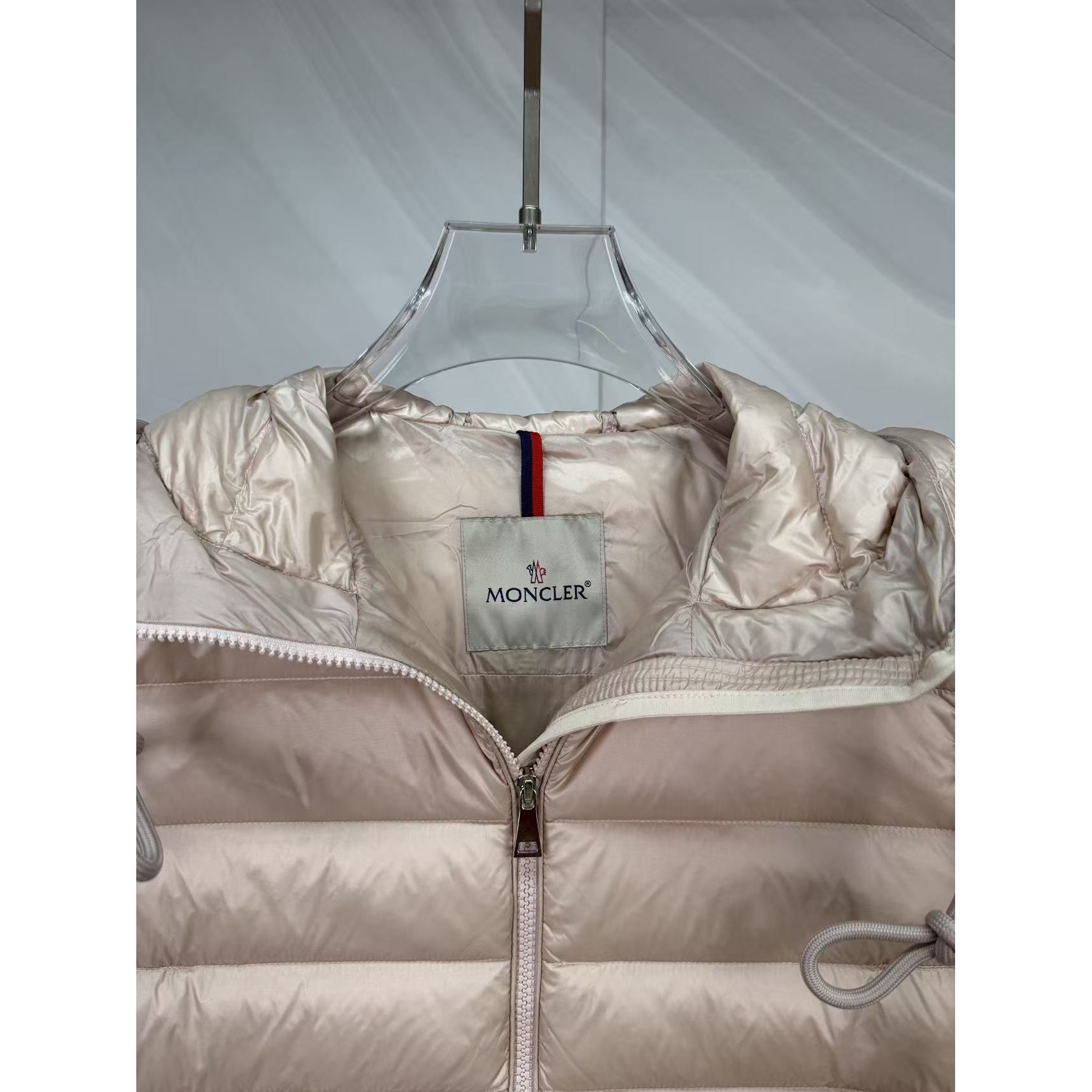 <p>Moncler 连帽中长羽绒服(粉)</p>