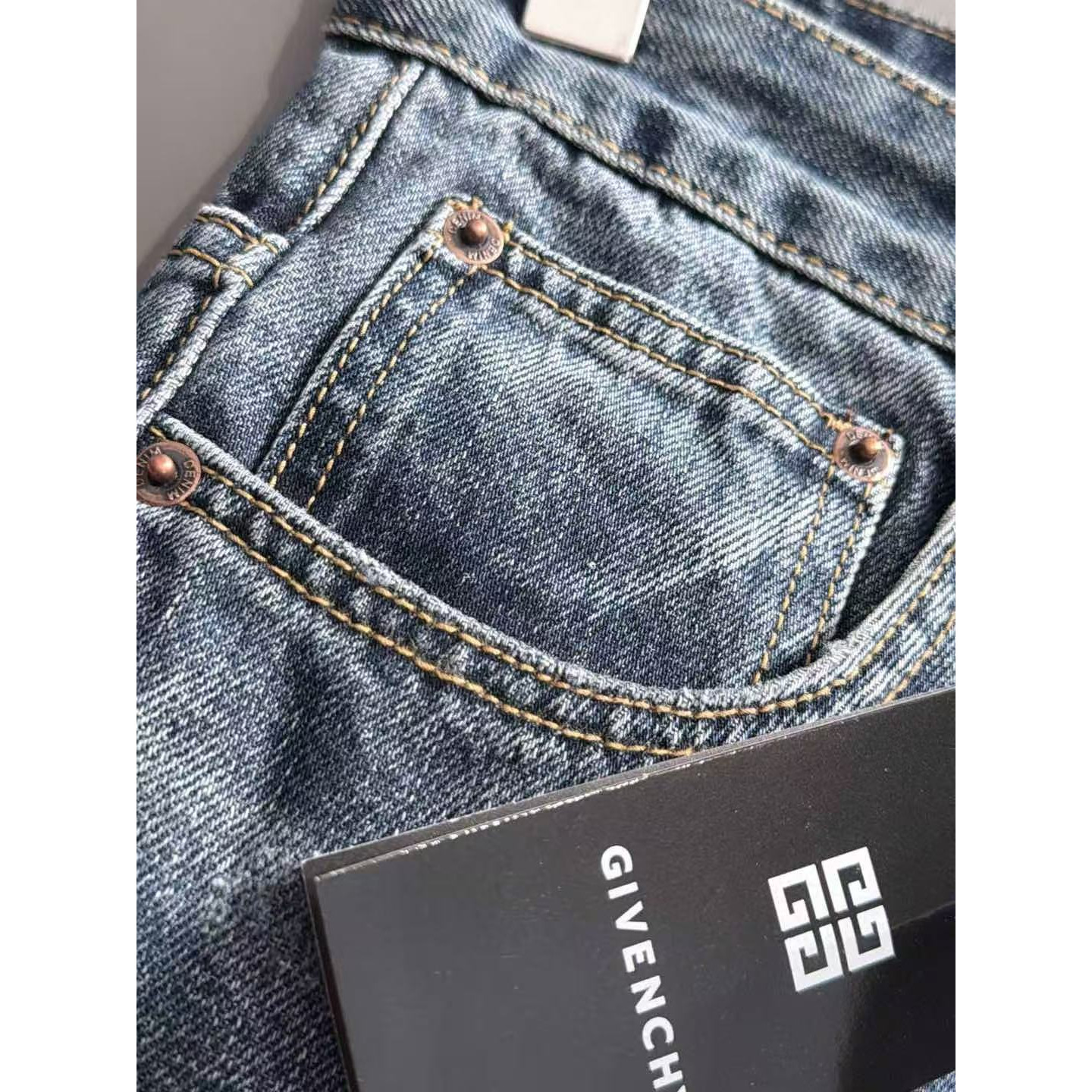 <p>Givenchy 四季款经典牛仔裤直筒长裤(藍)</p>
