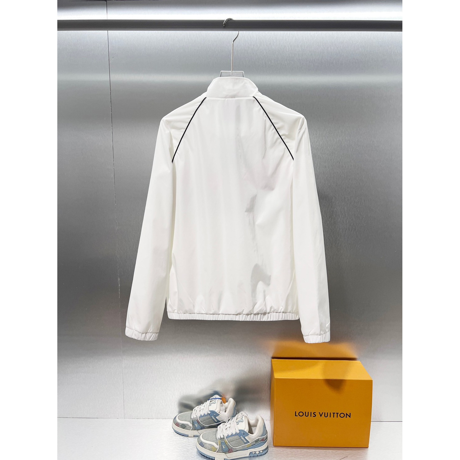 <p>MONCLER&nbsp;夹克外套(白)</p>