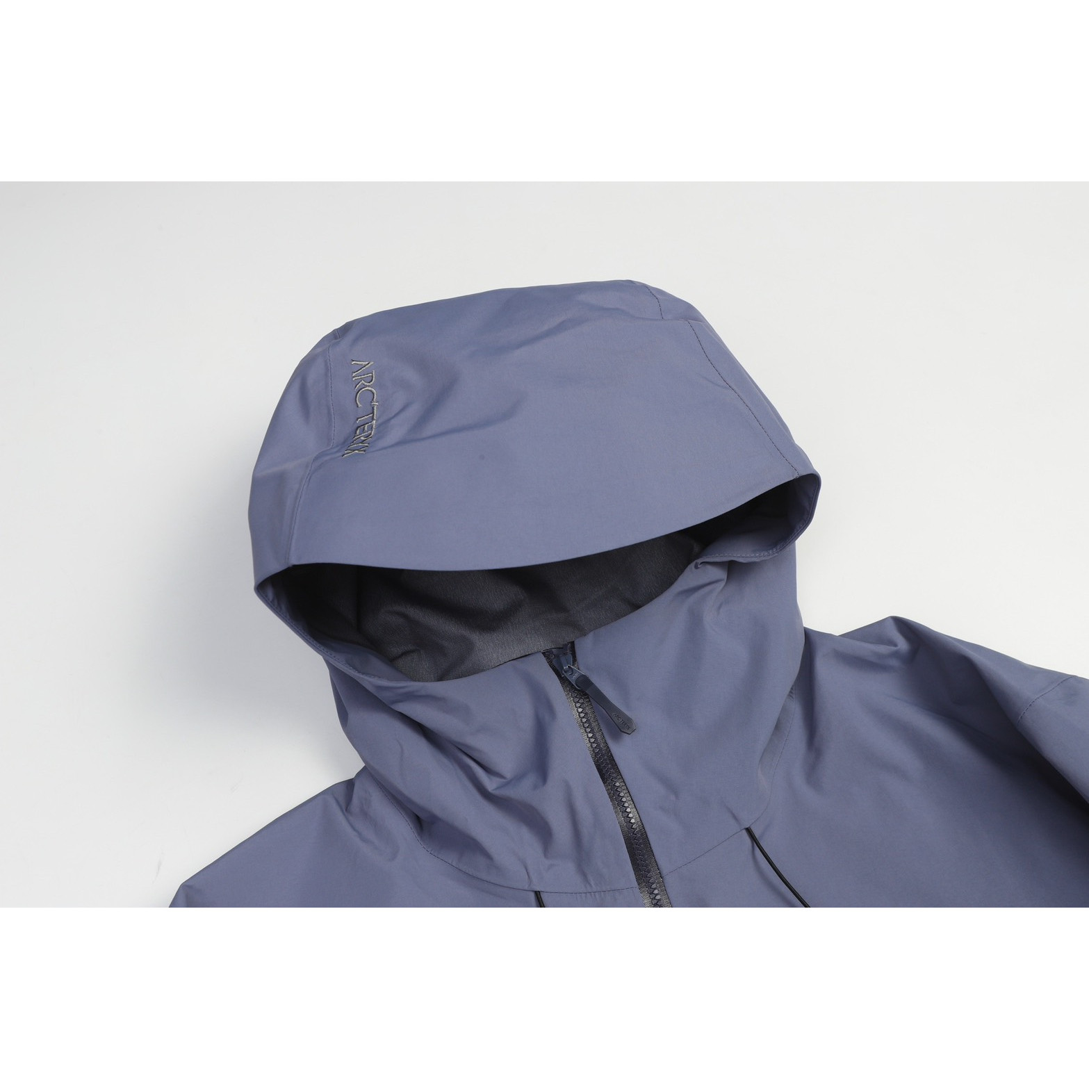 <p>Arc'teryx Bate SL 轻质透气连帽冲锋衣</p>