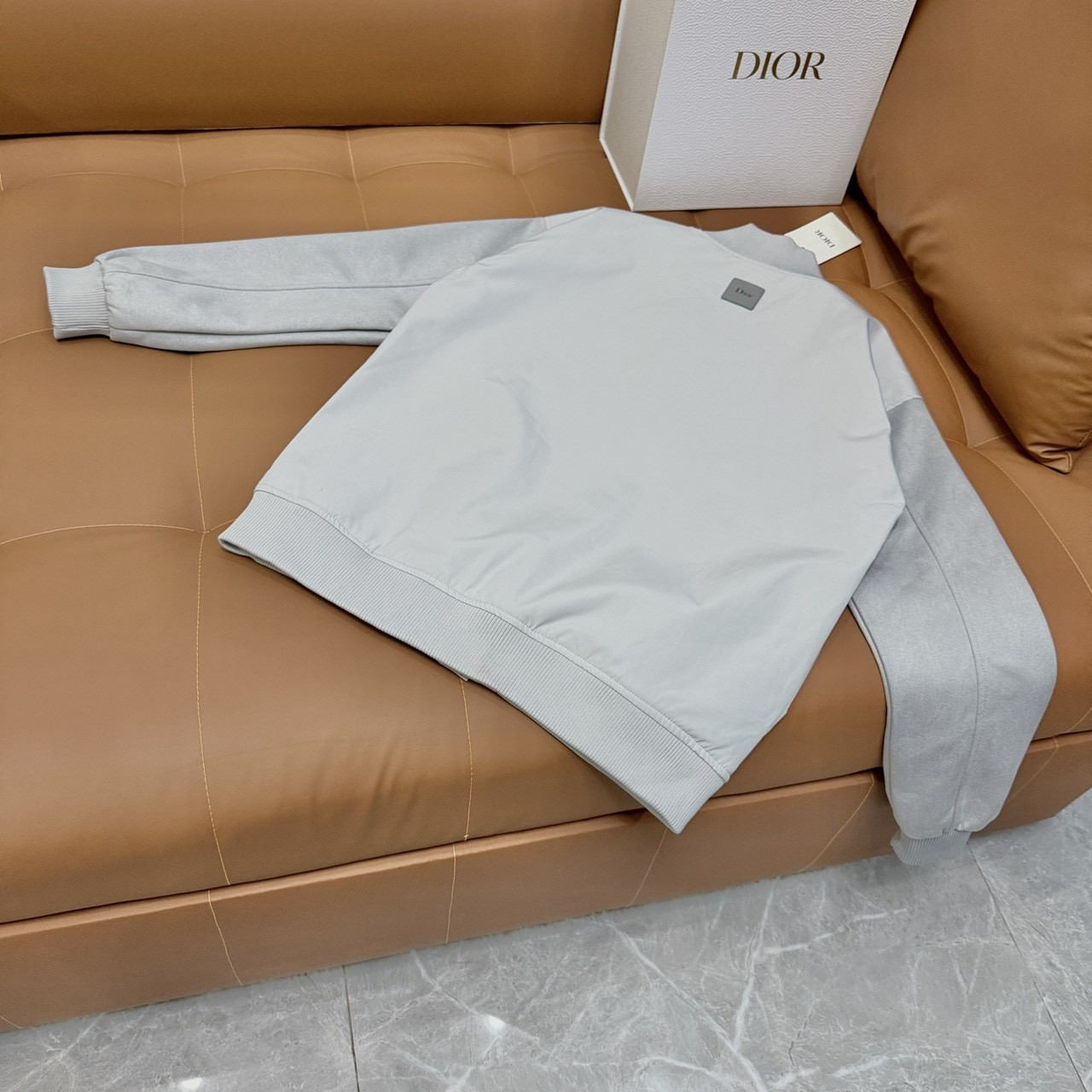 <p>DIOR 走秀款棒球外套(銀)</p>