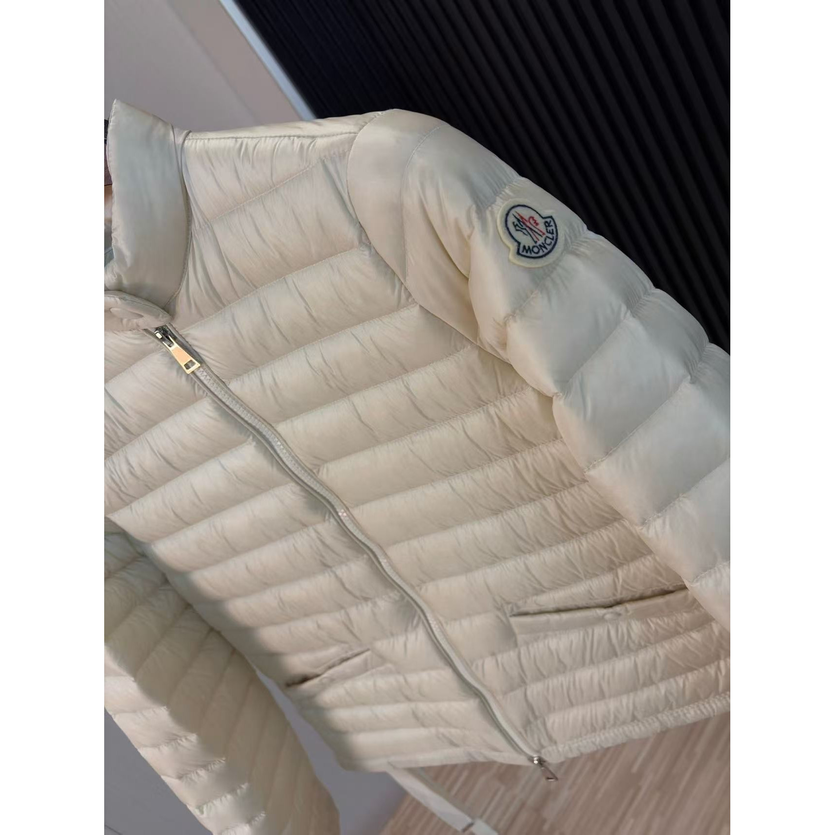 <p>MONCLER Aza系列羽绒服(米白)</p>