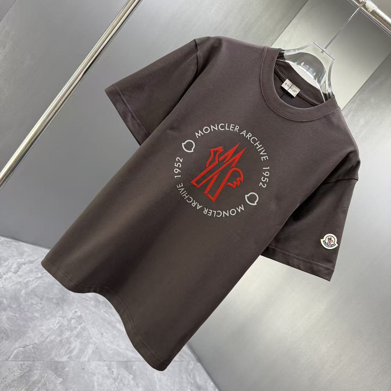 <p>Moncler 短袖T恤(棕色)</p>