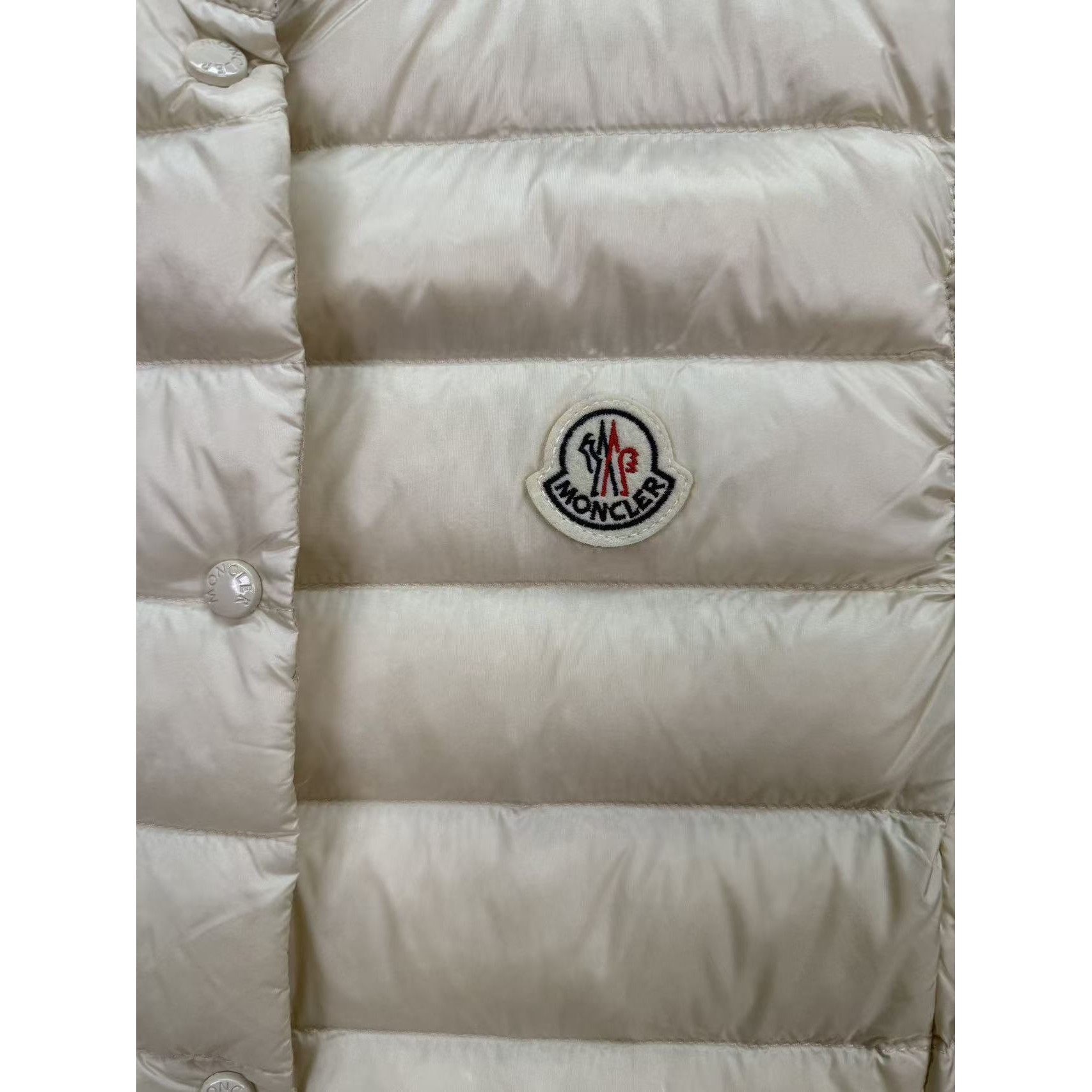 <p>Moncler Liane女士立领羽绒服(米)</p>