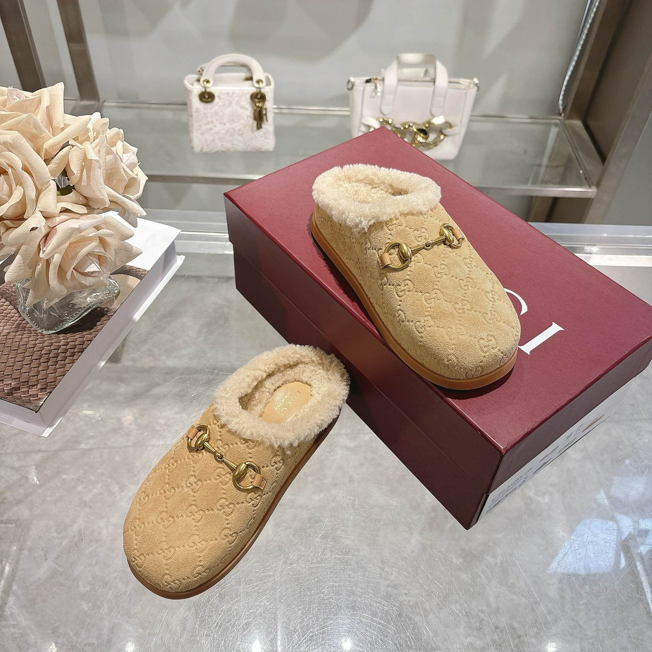 <p>GUCCI 穆勒羊毛拖鞋</p>