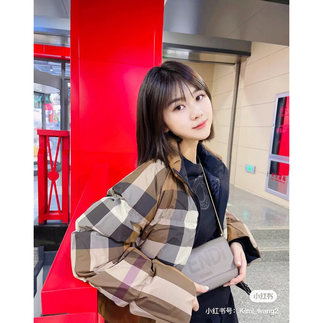 <p>BURBERRY 格纹短款羽绒服(浅驼色)</p>