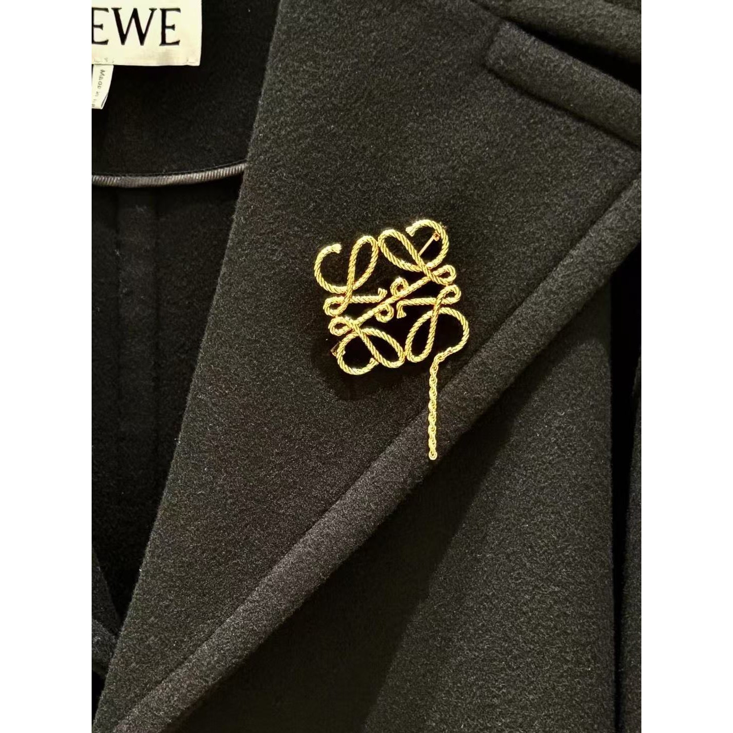 <p>L0EWE 扭纹胸针</p>