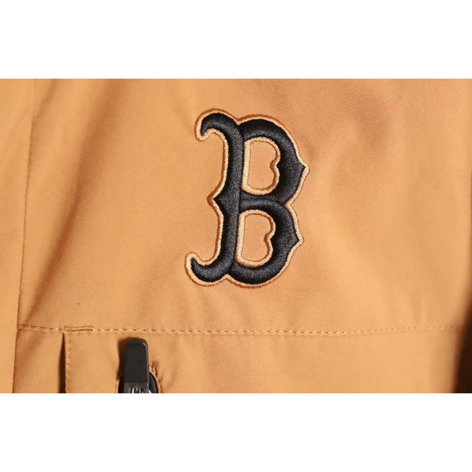 <p>MLB 工装大毛领羽绒服(浅驼色)</p>