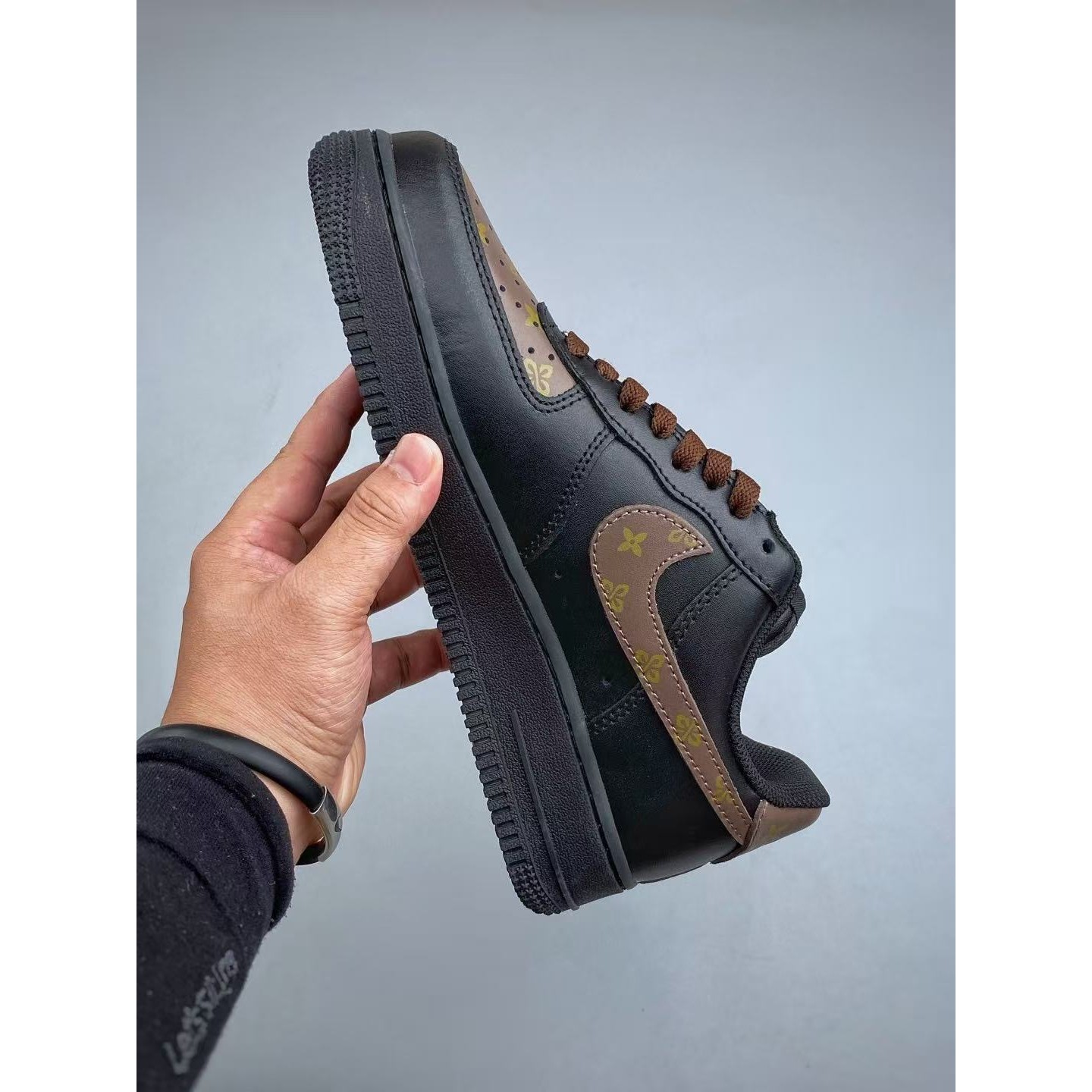 <p>Nike Air Force1 07 low &nbsp;联名款(棕色)</p>