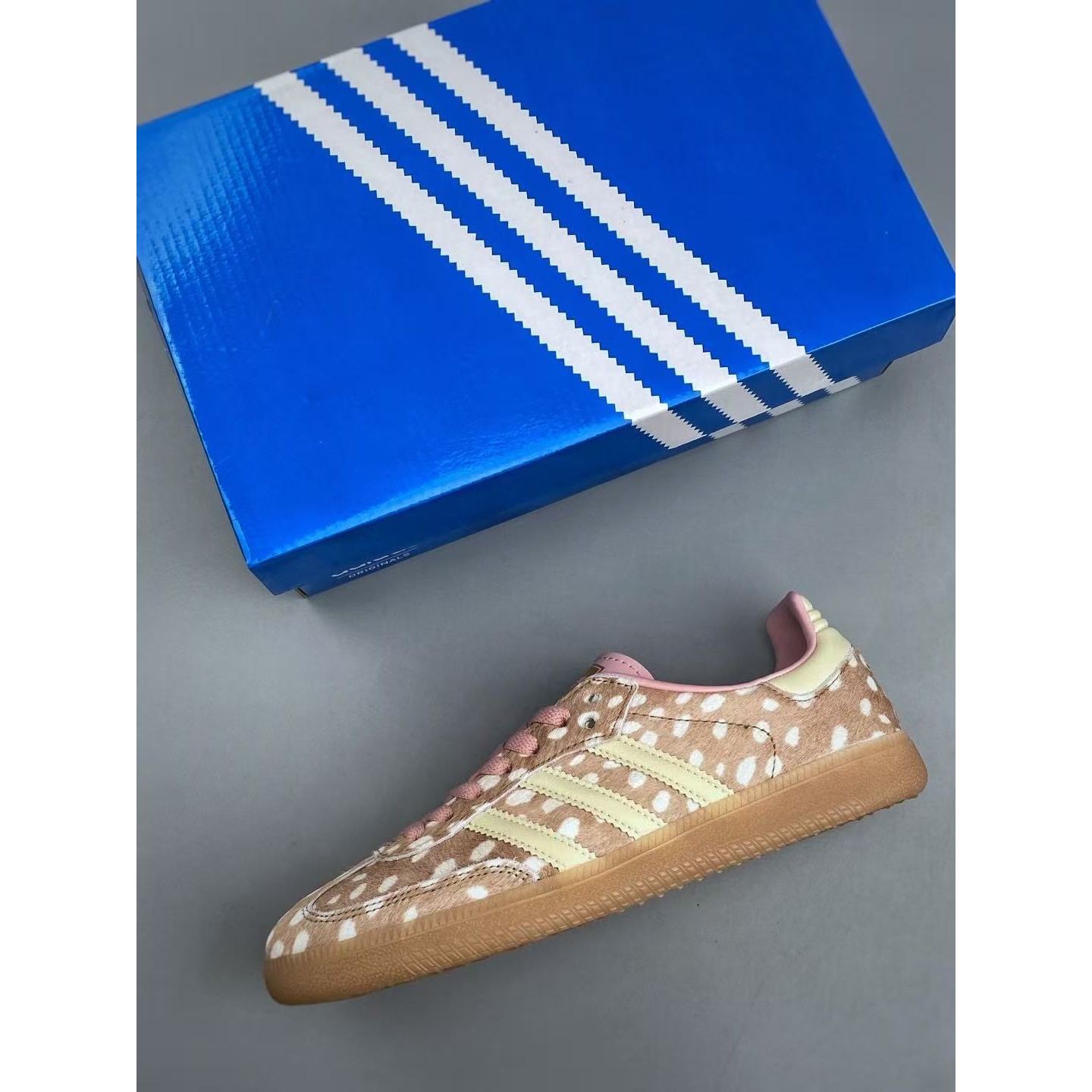 <p>Adidas Originals Samba OG 休闲运动板鞋(白點點卡其色)</p>