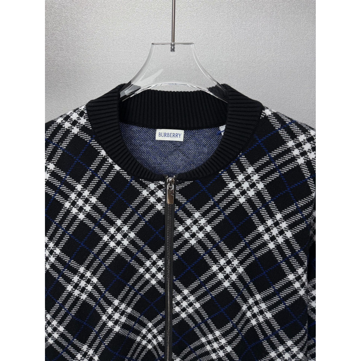 <p>BURBERRY 菱形格嵌花情侣款拉链针织开衫外套(黑色)</p>