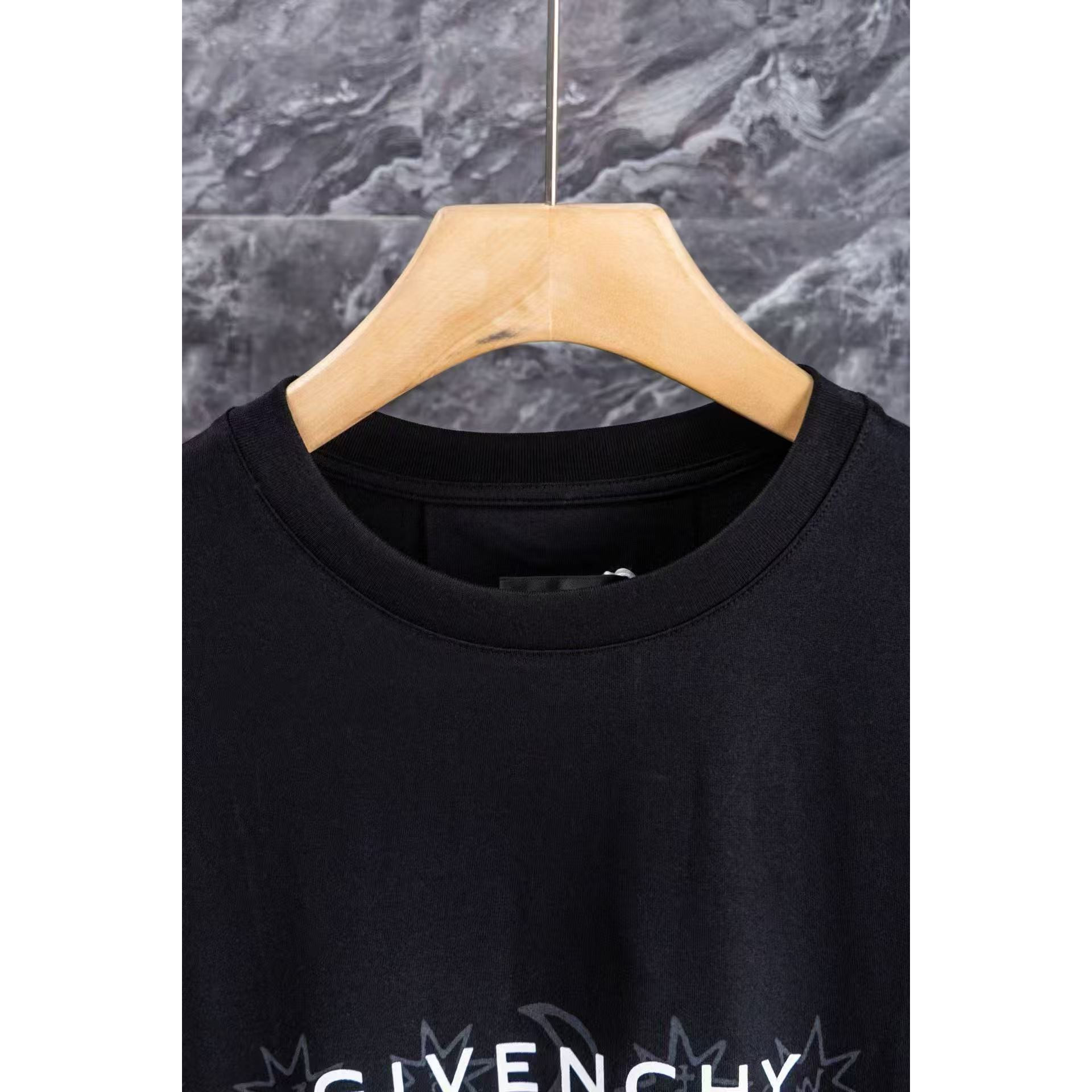 <p>GIVENCHY 塔罗牌星星印花短袖(黑)</p>