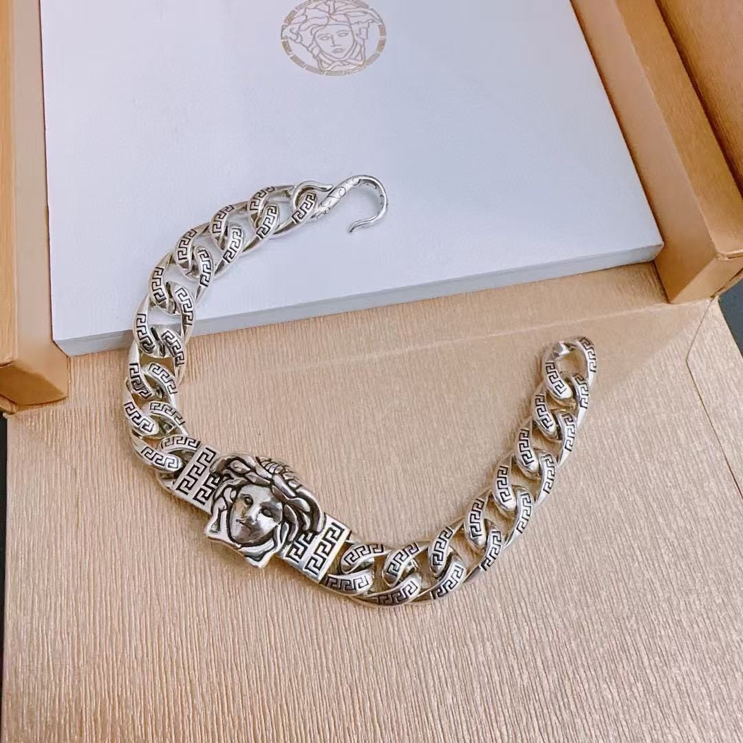 <p>Versace&nbsp;手链</p>